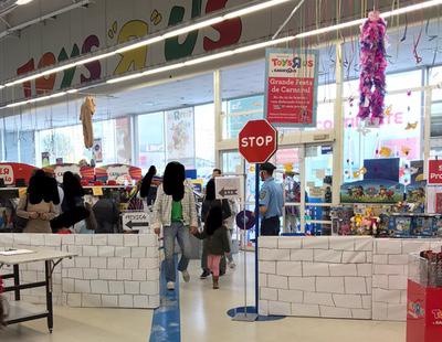 Toys 'R' Us coloca en una de sus tiendas un muro como el de Trump y genera una ola de indignación