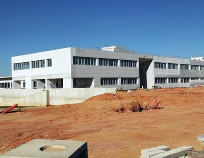 Construyen un hospital sin accesos, agua ni luz en Lepe