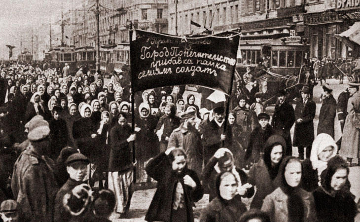 Mujeres rusas protestando en contra de la guerra