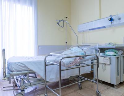 Una mujer va al hospital por un cólico y termina dando a luz a una niña