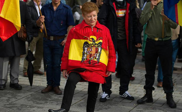 Adorable abuelita esperando el homenaje a Franco en las fallas