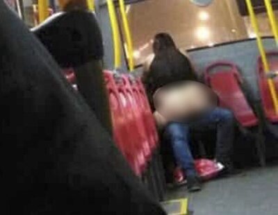 Graban a una pareja teniendo sexo en mitad de un autobús urbano y difunden las imágenes por internet