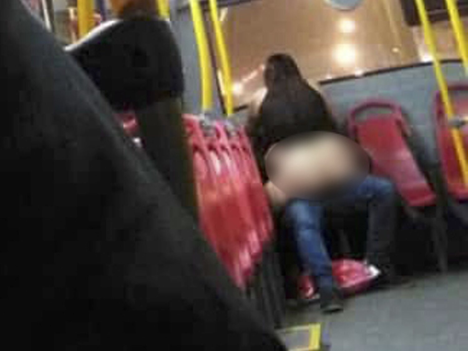 Graban a una pareja teniendo sexo en mitad de un autobús urbano y difunden las imágenes por internet