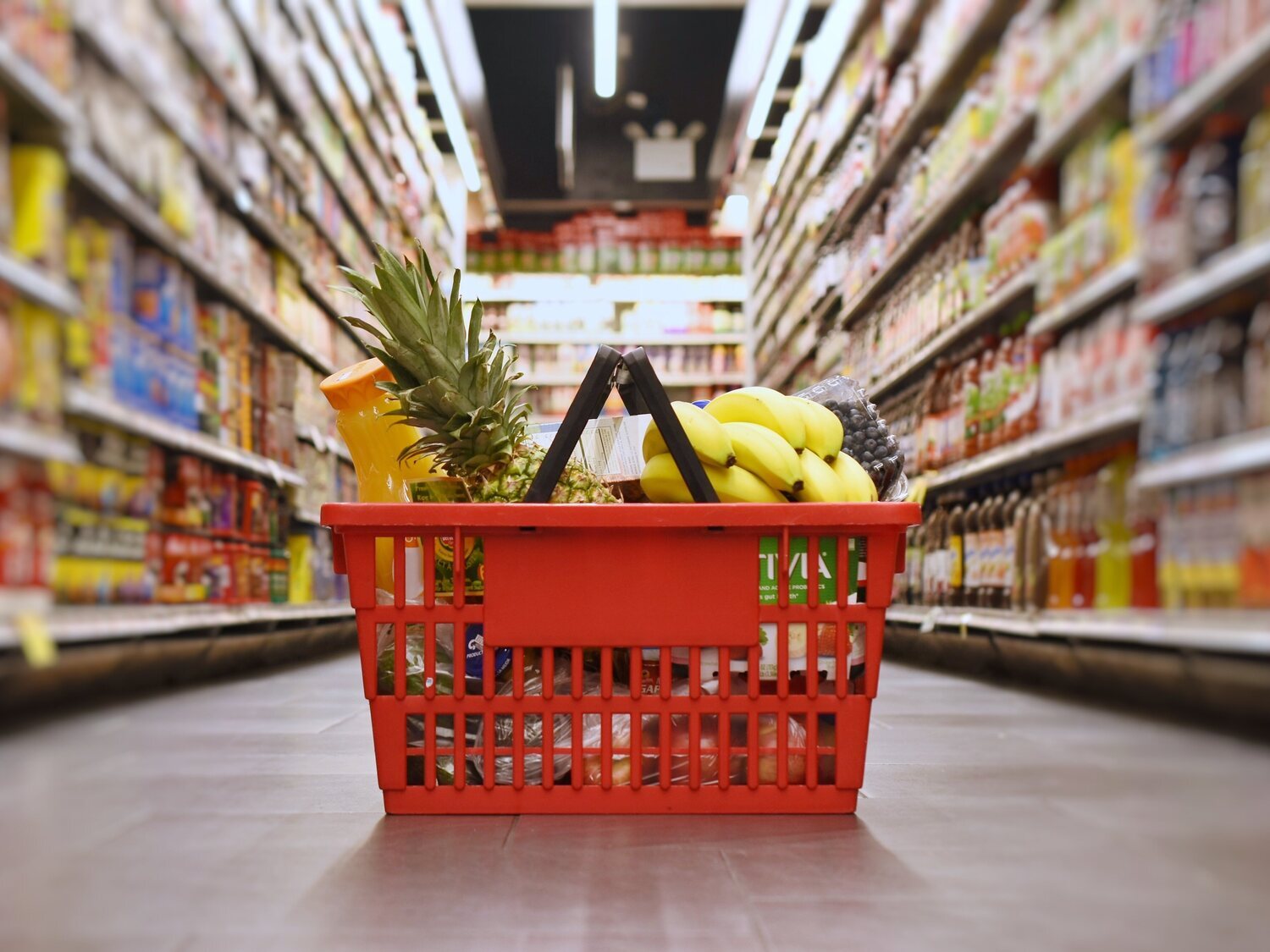Los supermercados que más han bajado de precio y los que han subido durante los últimos meses, según la OCU