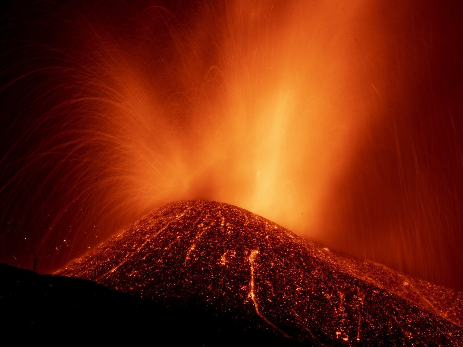 ¿Qué son las extrañas ondas que aparecen sobre el volcán de La Palma y cubren el cielo?
