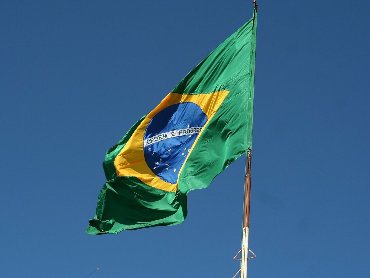 Investigan en Brasil la muerte de 200 personas en un estudio sobre el coronavirus