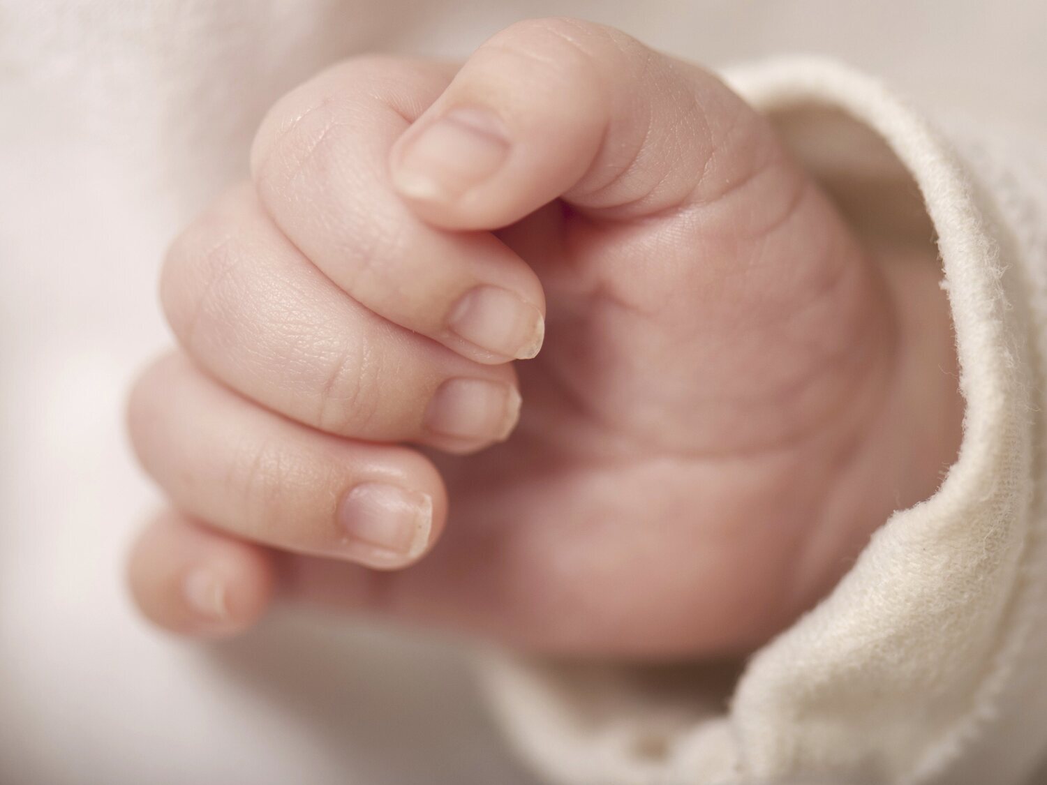 Un abuelo abandona a su nieto en una caja de pizza: "Mi hija murió, yo no tengo para mantenerlo"