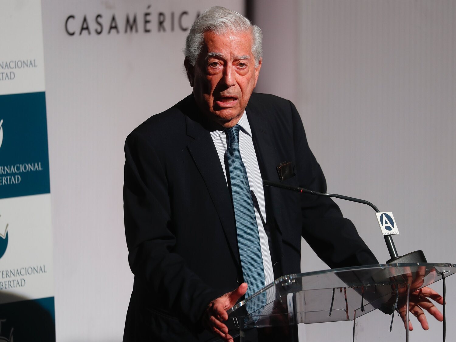 Vargas Llosa defiende que "votar bien" es elegir entre "partidos de centro y derecha"