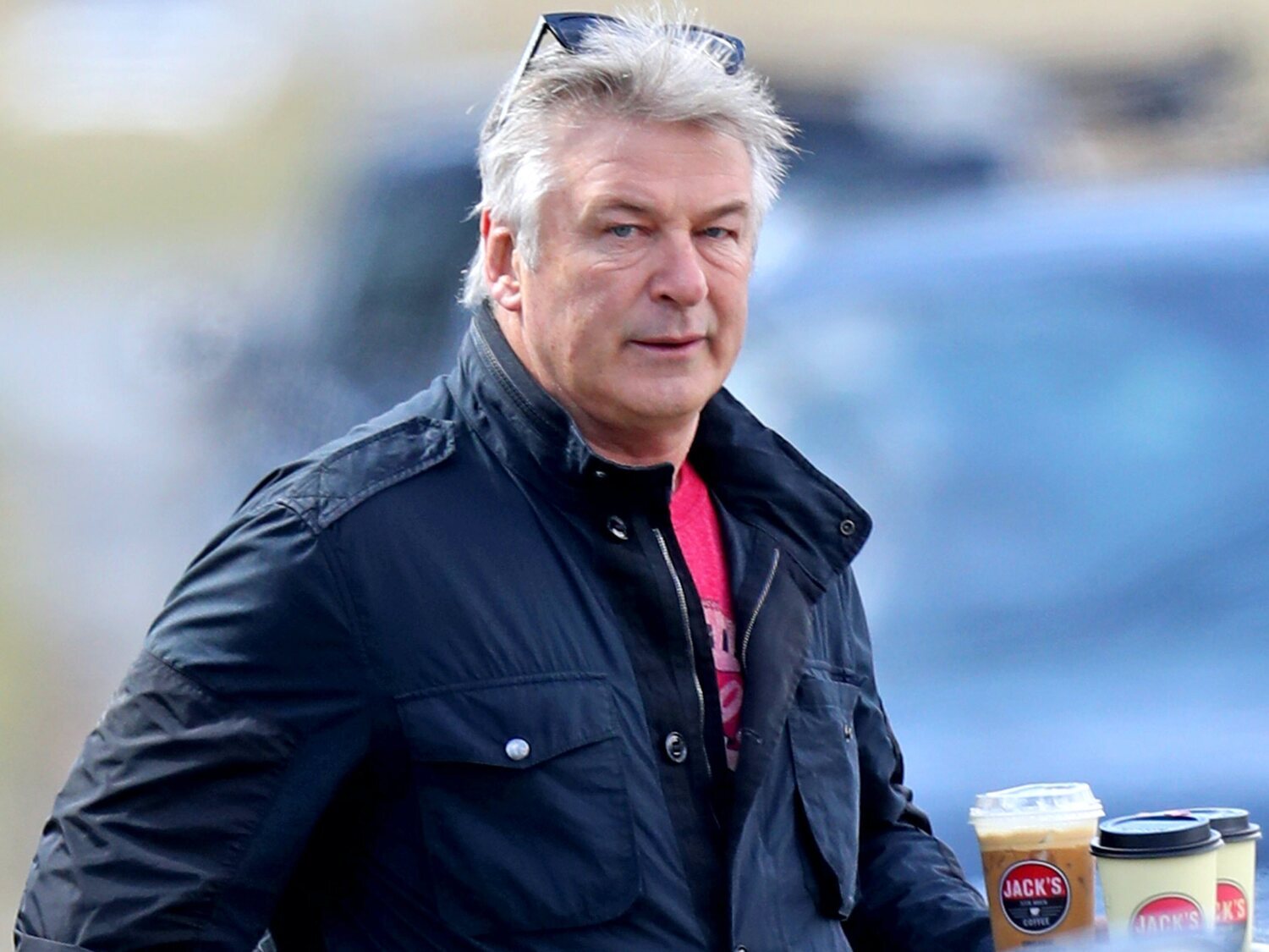 Alec Baldwin mata accidentalmente a una directora de fotografía durante un rodaje