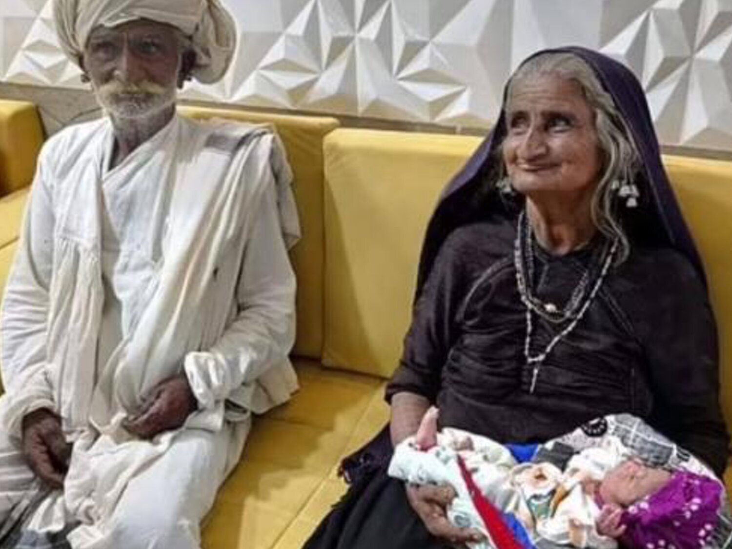 Una mujer india de 70 años asegura que se ha convertido en madre primeriza por fecundación in vitro