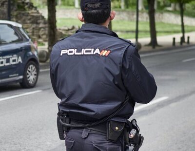 Graban a un policía propinando una bofetada y pateando las pertenencias de una persona sin hogar en Alicante