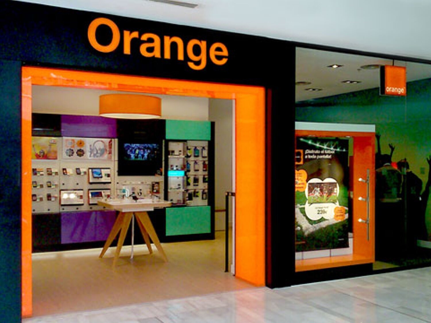 Orange anuncia una ola de cierre de tiendas en toda España