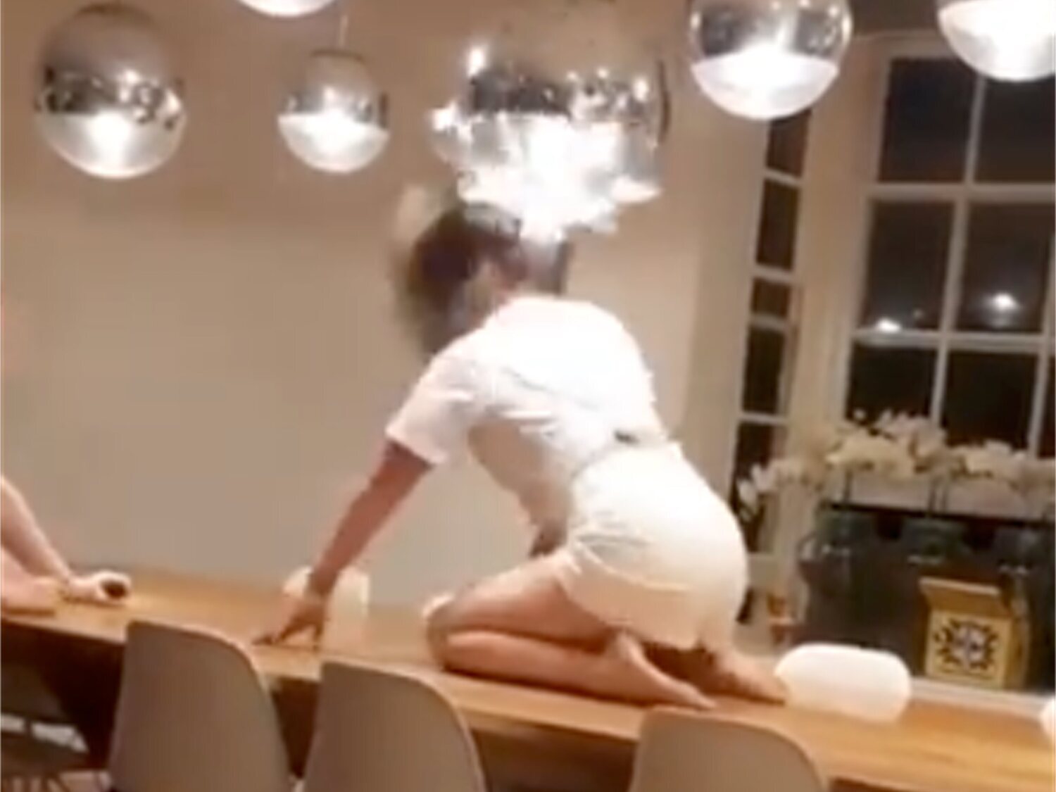 Revienta una lámpara de su alojamiento de Airbnb con la cabeza mientras hacía twerking sobre una mesa