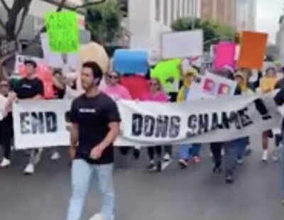 Cientos de personas se concentran en Los Ángeles en contra de la discriminación a los penes pequeños