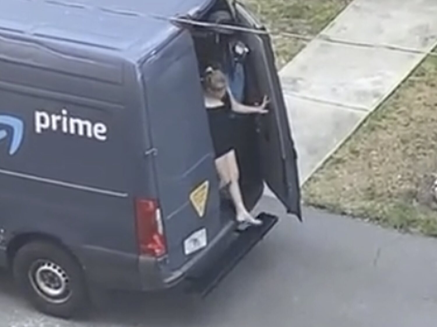 Despiden a un repartidor de Amazon tras grabar cómo salía una mujer de la parte trasera de su furgoneta