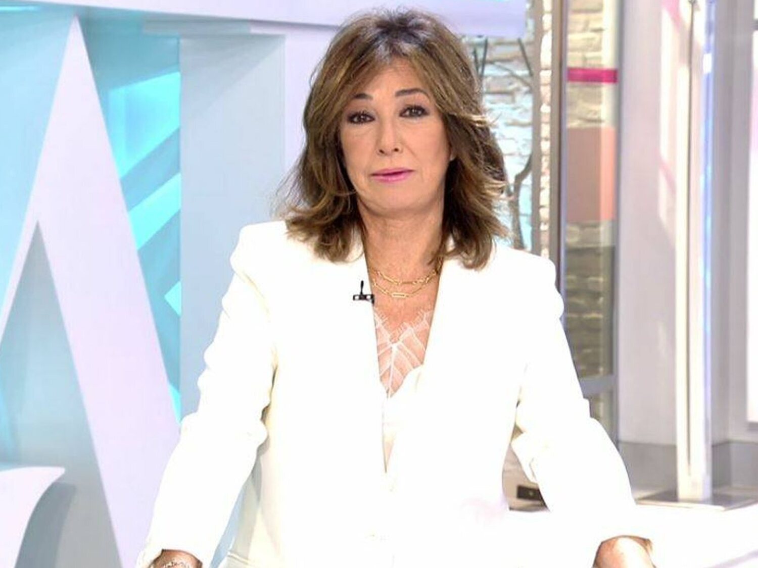 Ana Rosa Quintana anuncia que sufre cáncer de mama, por lo que deja temporalmente la televisión