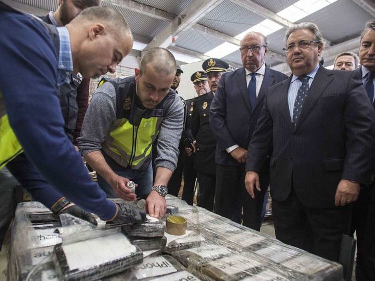Doce años de cárcel para el guardia civil que introdujo el mayor alijo de cocaína en la historia de España