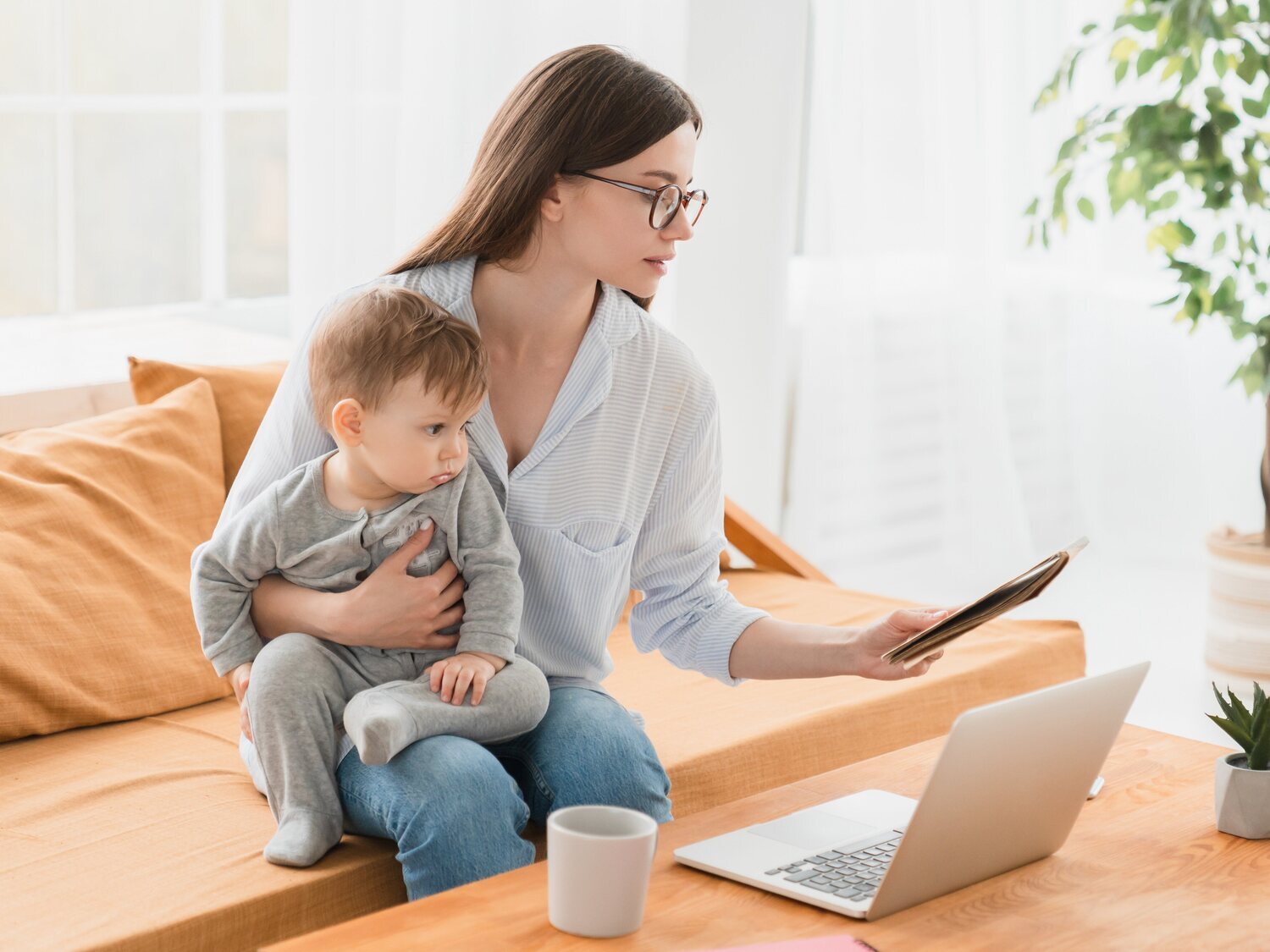 Las ayudas del SEPE y la Seguridad Social para madres solteras o en paro