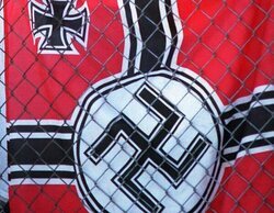 Diez neonazis propinan una brutal paliza a un joven en Valencia por el lema de su camiseta