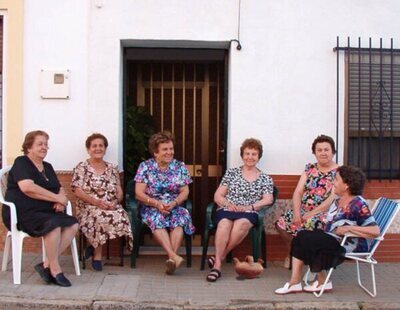 Señoras tomando el fresco: la historia detrás del viral meme