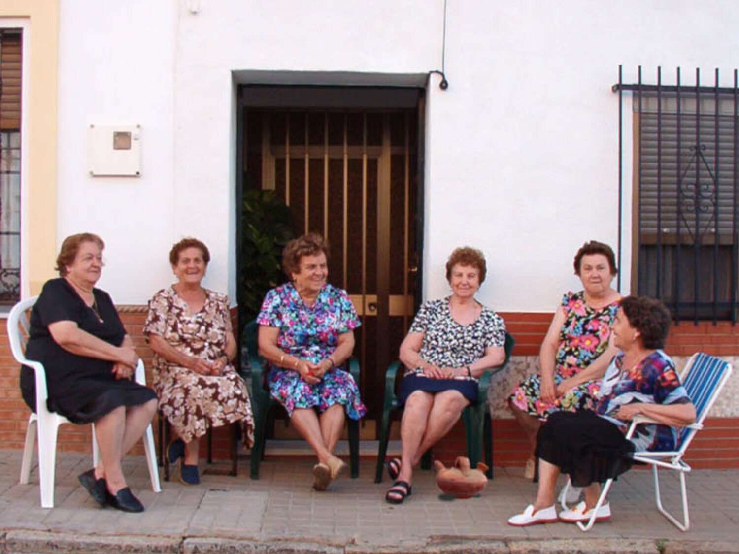 Señoras tomando el fresco: la historia detrás del viral meme