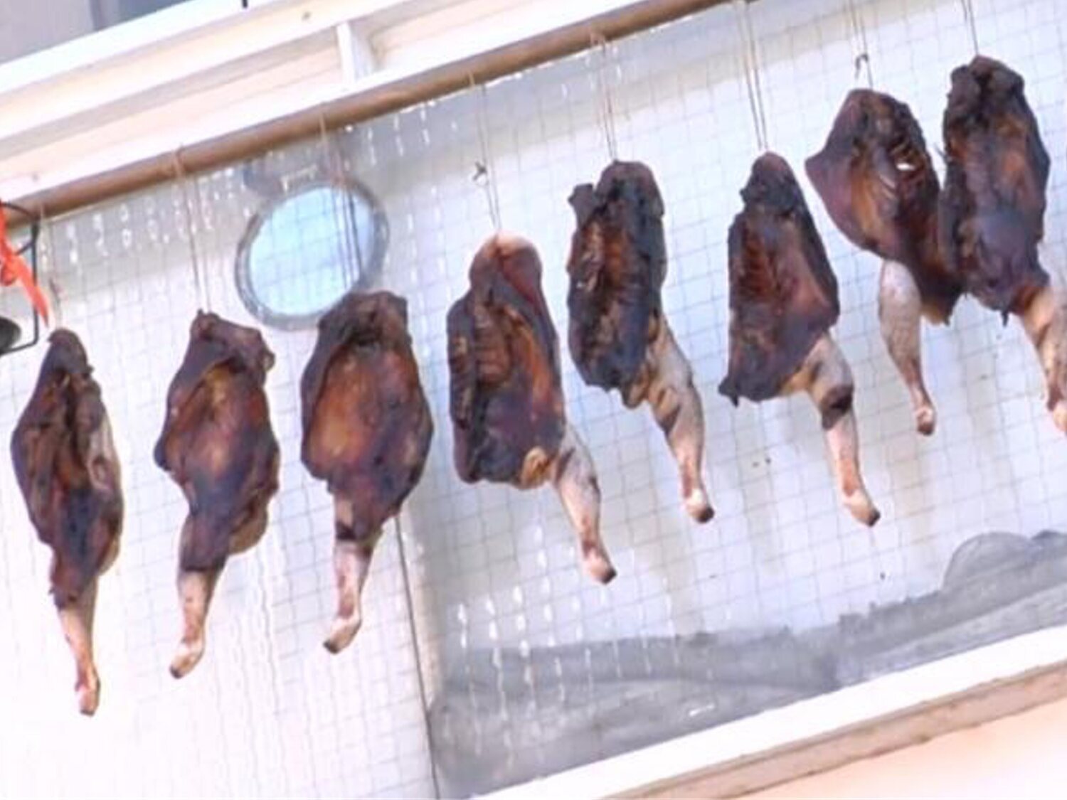 Un vecino de Madrid se dedica a tender pollos en su balcón: "Da asco"