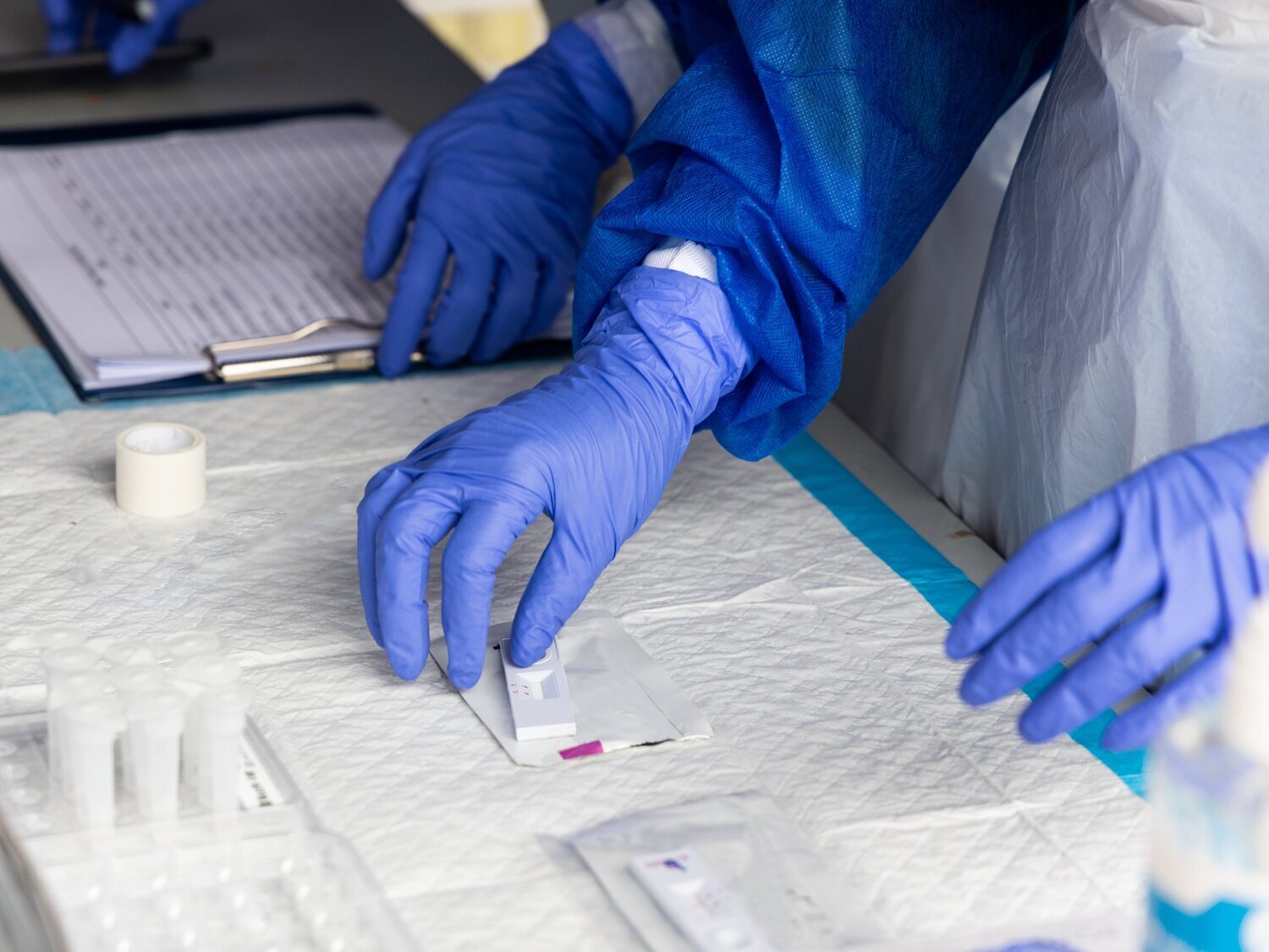Alerta en Paises Bajos: los jóvenes compran un kit de coronavirus para infectarse a propósito