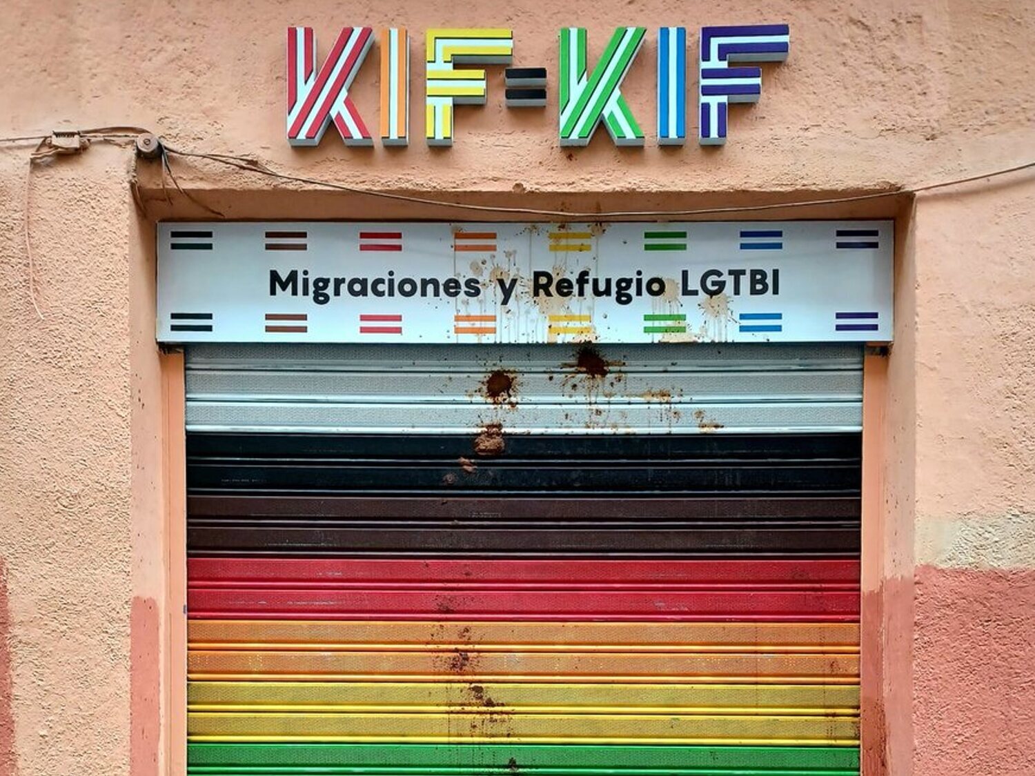 Atacan con excrementos la sede de la asociación LGTBI KifKif en Lavapiés (Madrid)