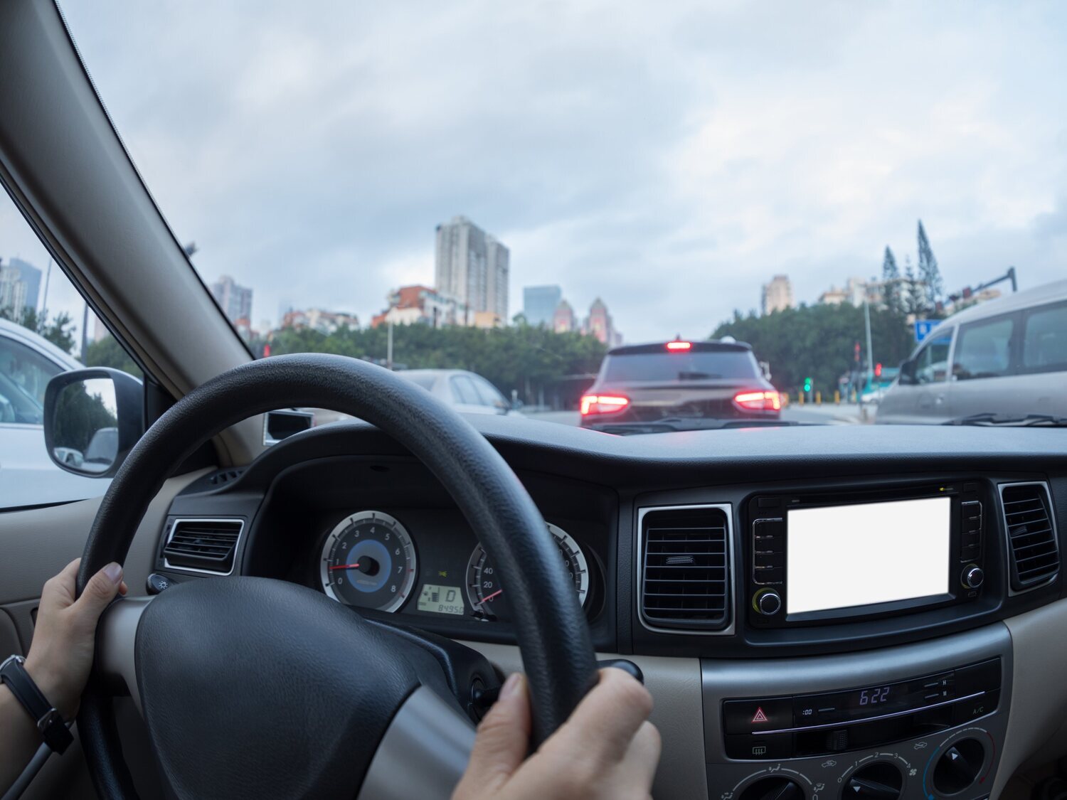 La DGT avisa: estos son los únicos supuestos en los que puedes usar el claxon, si quieres evitar una multa