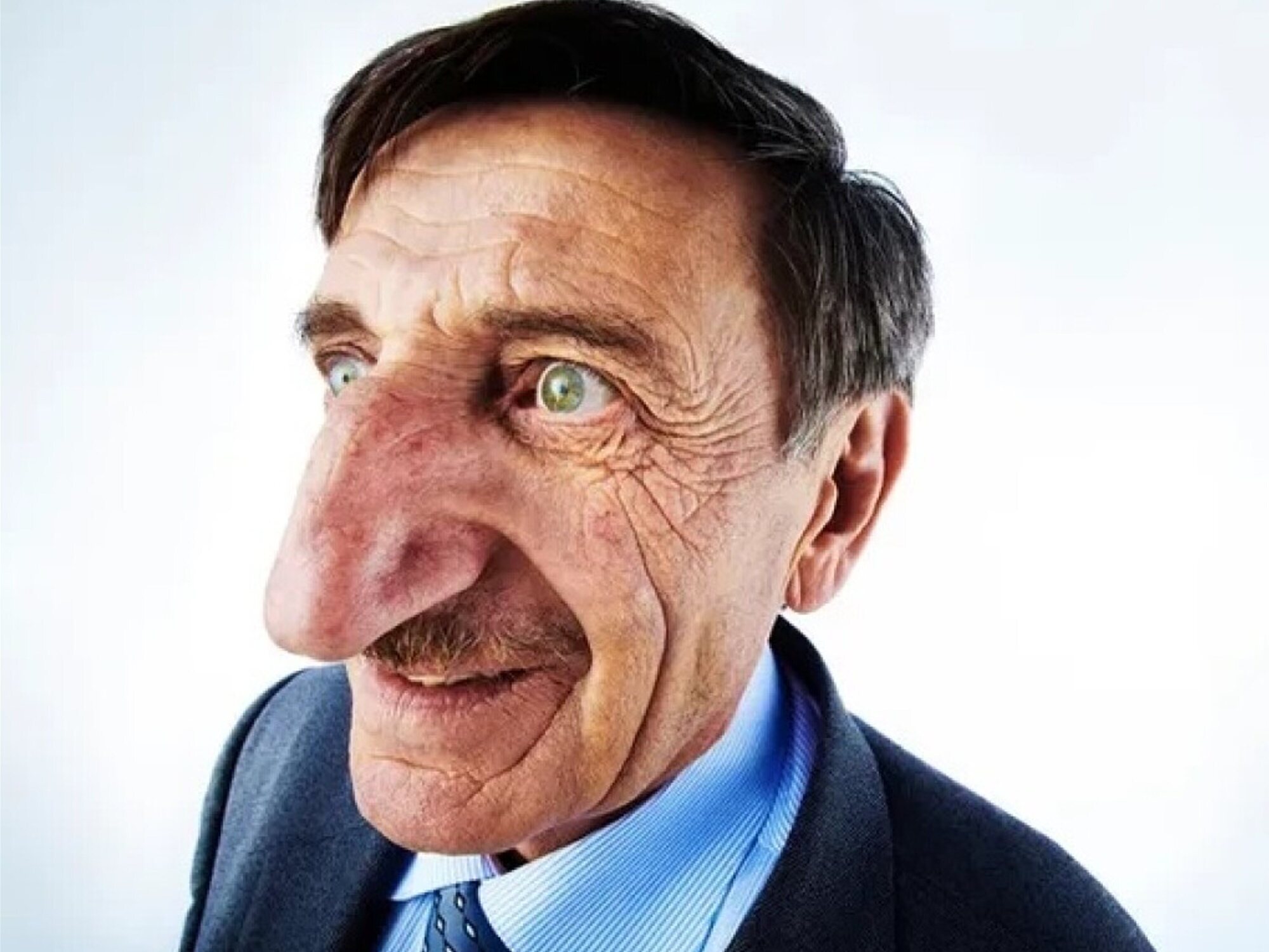 Большой нос картинка. Мехмет Озайрик. Мехмет Озюрек длинный нос.