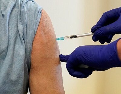 Un sanitario acude a vacunarse con un brazo de silicona para que le den el pasaporte Covid