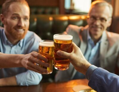 El síntoma que puede alertar de cáncer al tomar un sorbo de cerveza o comer un bombón