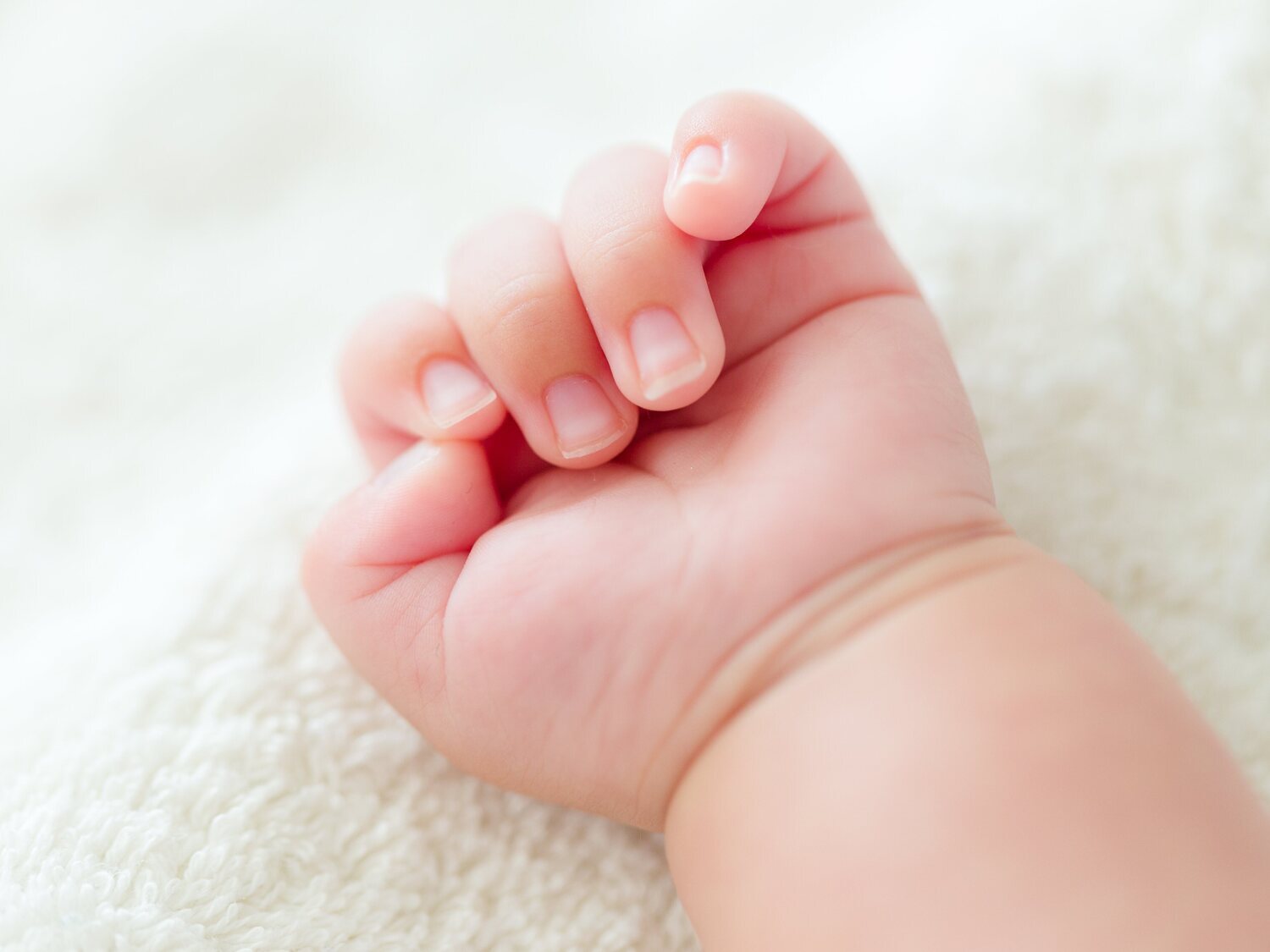 Procesan a una madre de Elche por dar a luz sola en casa y matar a sus dos hijos recién nacidos