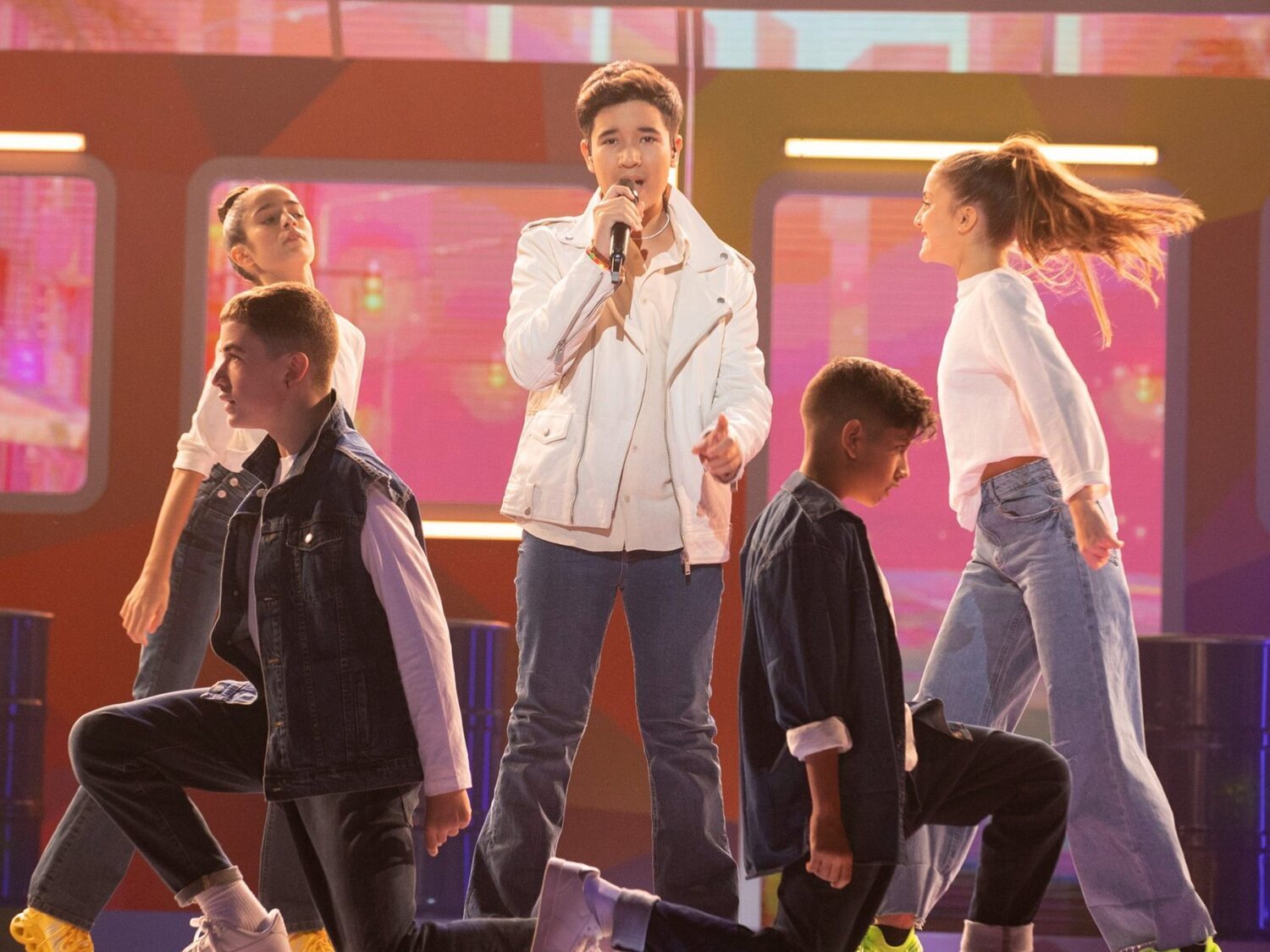 Así ha sido el primer ensayo de Levi Díaz en Eurovisión Junior: color, luz y un tren en escena