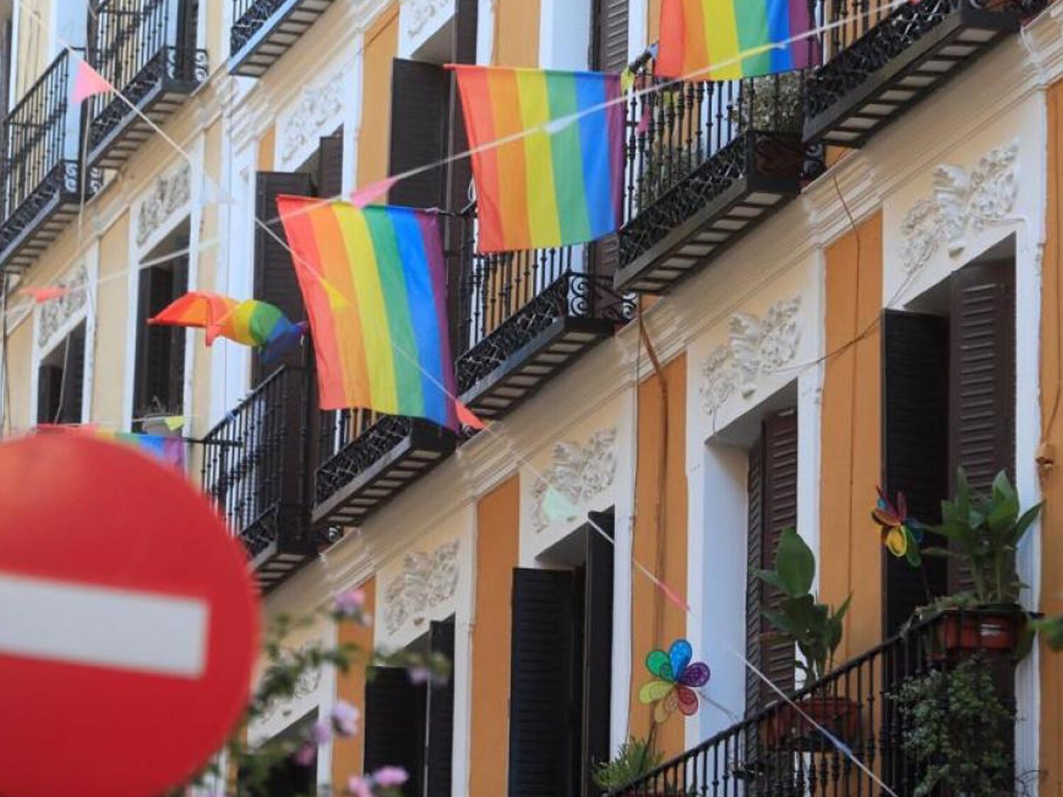 Multa de 480 euros al joven de Malasaña que denunció la falsa agresión homófoba