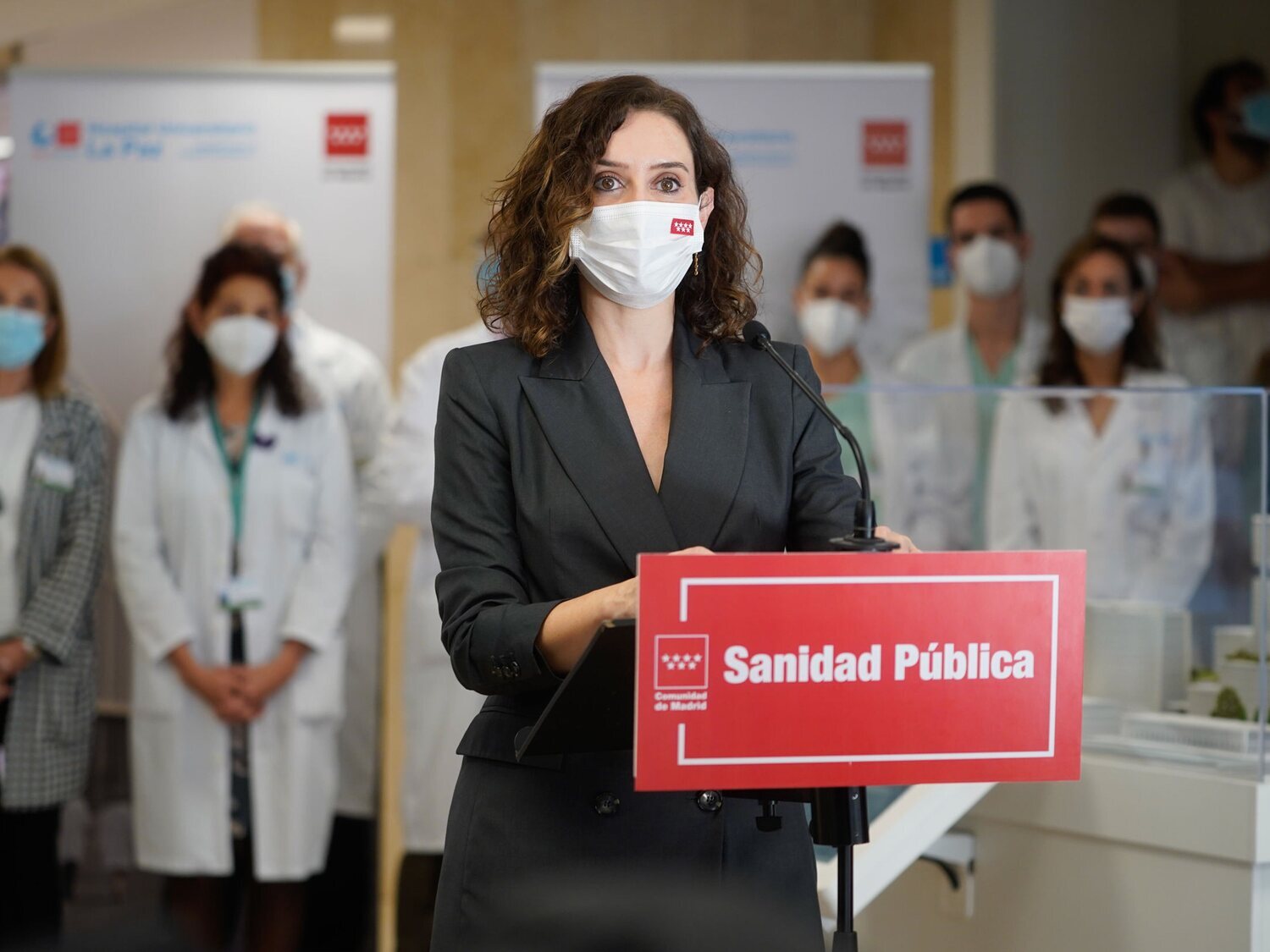 La Atención Primaria de Madrid, abandonada: largas colas de positivos para hacerse una PCR en centros de salud saturados