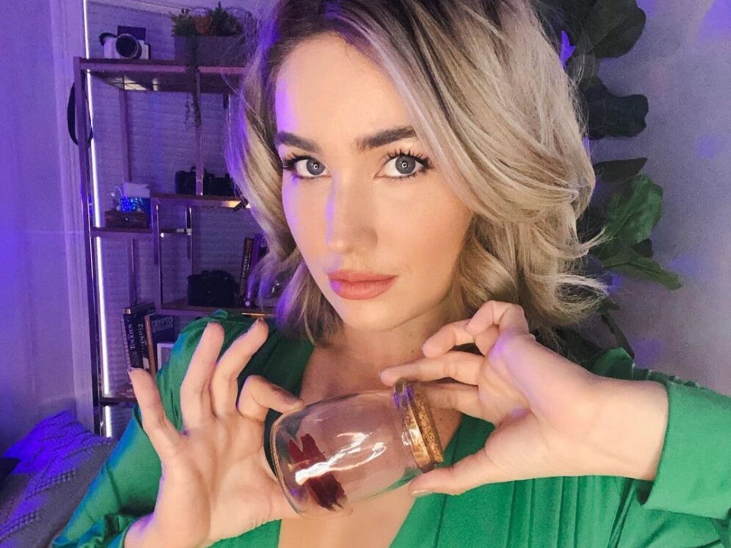 Una influencer gana 44.000 euros a la semana vendiendo sus pedos envasados