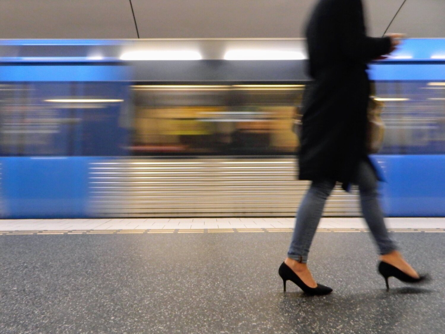 Detenido por lanzar a una mujer a las vías del Metro en Barcelona