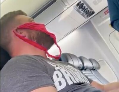 Expulsan a un pasajero de un avión por llevar un tanga en la cara en vez de una mascarilla