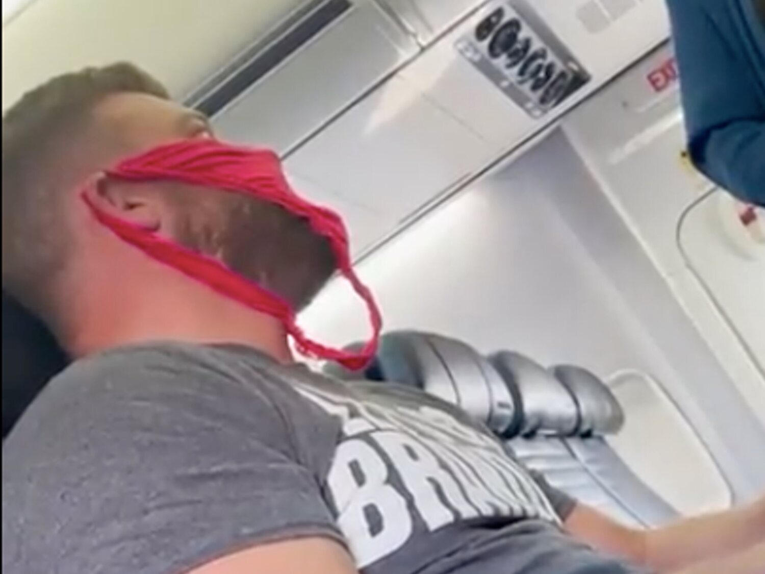 Expulsan a un pasajero de un avión por llevar un tanga en la cara en vez de una mascarilla
