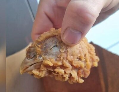 Compra una alitas en KFC y encuentra una cabeza de pollo, con ojos y pico, incrustados en una masa de rebozado