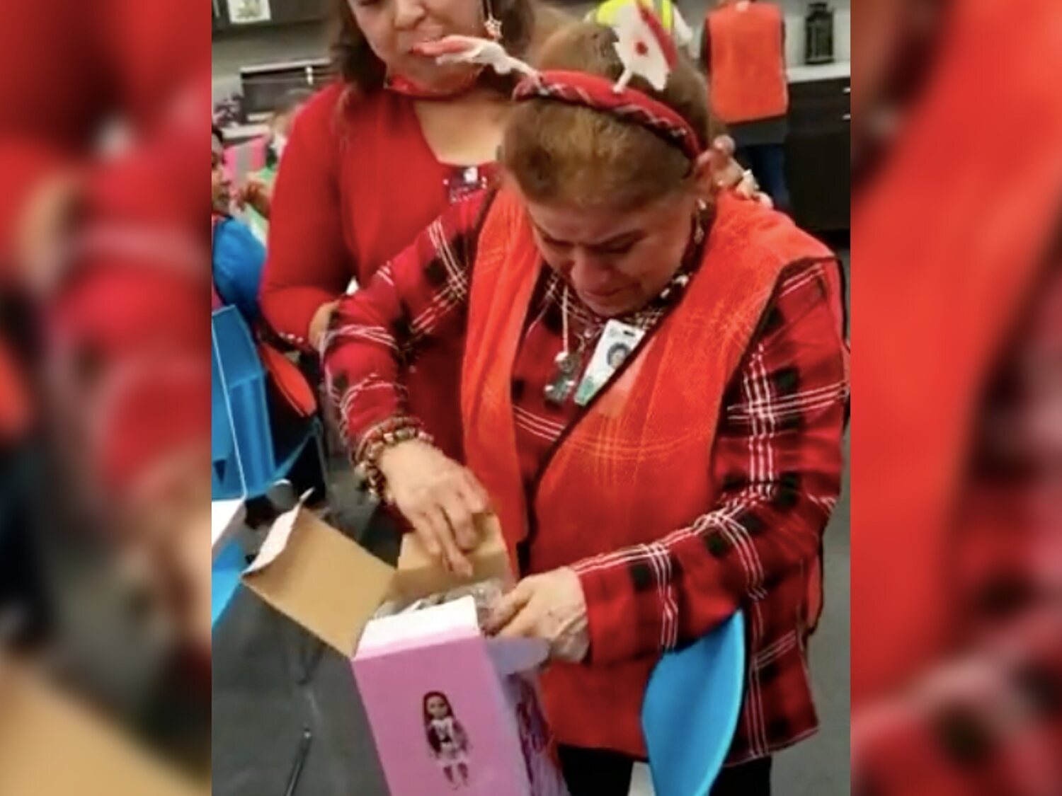 El desconsolado llanto de una mujer al recibir una muñeca por Navidad: "Nunca en mi vida tuve una"