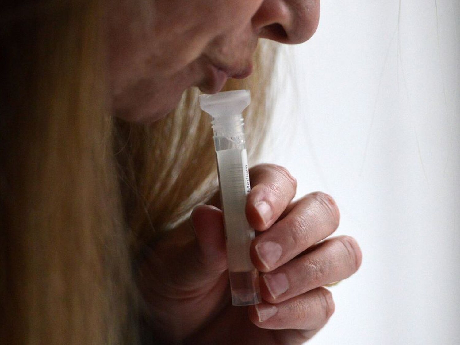 Los tests de saliva son los más efectivos que los nasales para detectar la ómicron