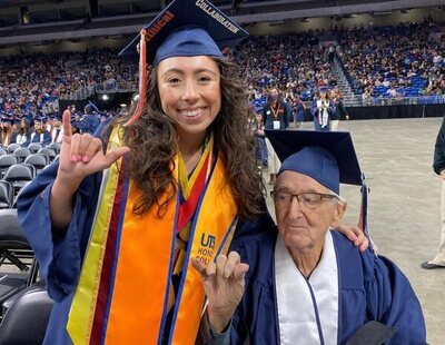 Una joven de 23 años y su abuelo de 88 se gradúan juntos en la universidad