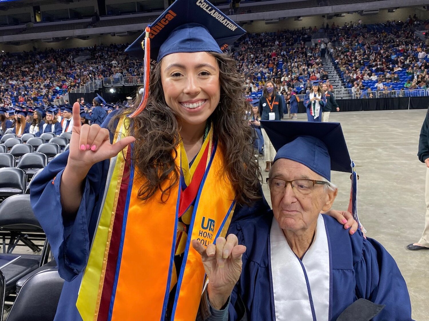 Una joven de 23 años y su abuelo de 88 se gradúan juntos en la universidad