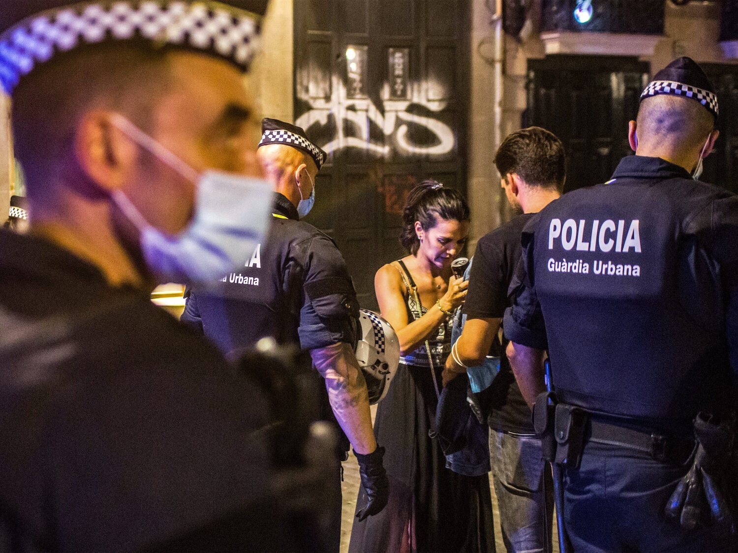 El motivo por el que no se está multando a las personas que no portan mascarilla por la calle