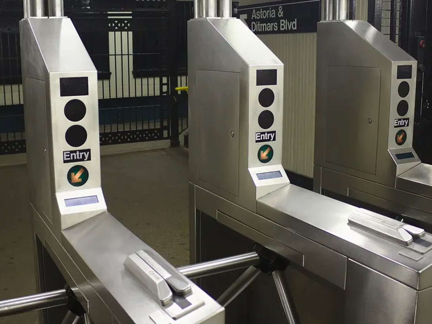 Un hombre se rompe el cuello y muere tras intentar saltar los tornos del metro