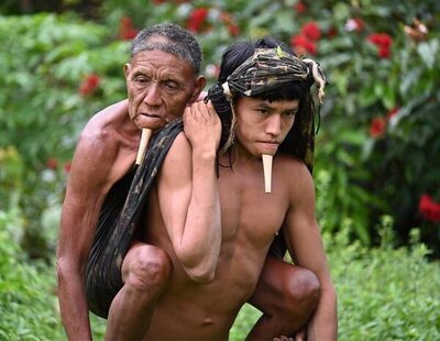 La historia del joven que cargó con su padre 12 horas por la selva para que fuera vacunado contra el Covid-19