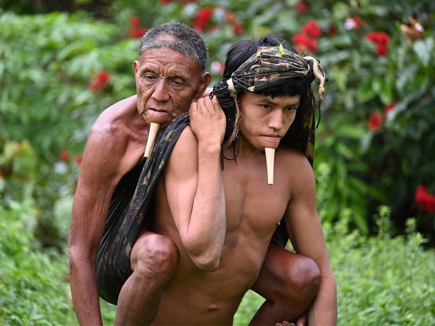 La historia del joven que cargó con su padre 12 horas por la selva para que fuera vacunado contra el Covid-19