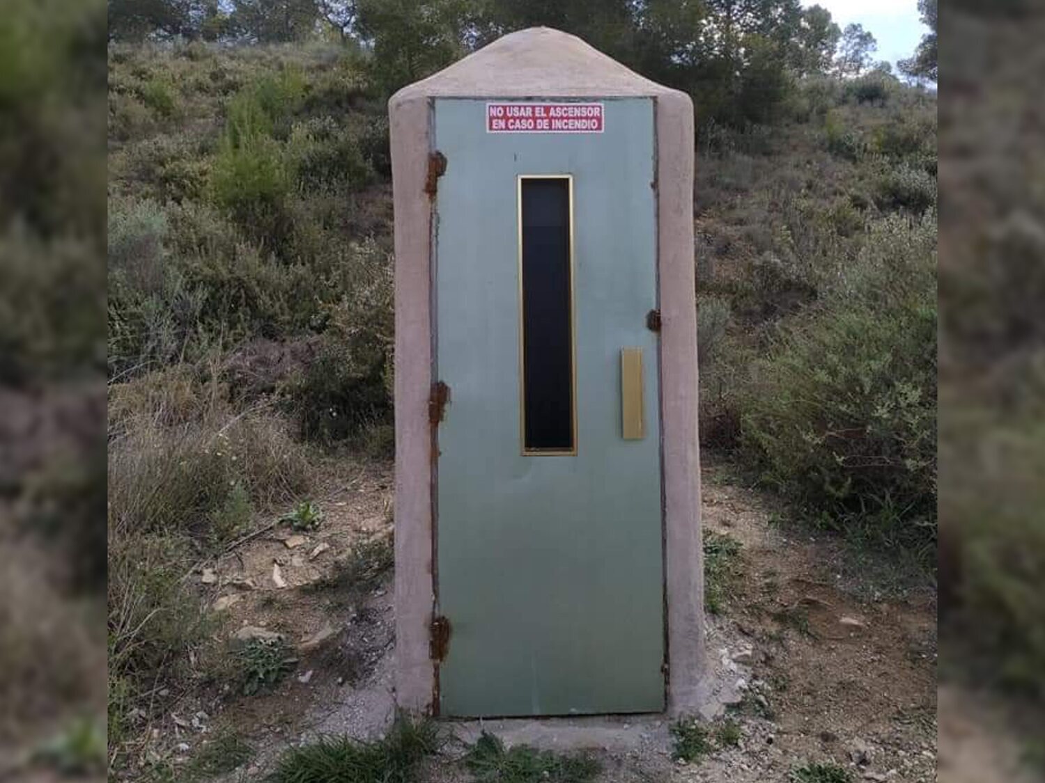 Se encuentra una misteriosa puerta en mitad de un campo de Murcia y las redes estallan en especulaciones